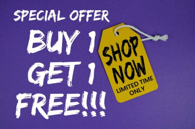 1 alana 1 bedava! Mor arkaplanda fiyat etiketi olan özel teklif