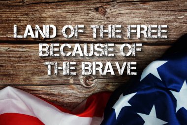 Özgür Topraklar. Ahşap arka planda Amerikan bayrağı olan cesur kısa mesaj sayesinde.