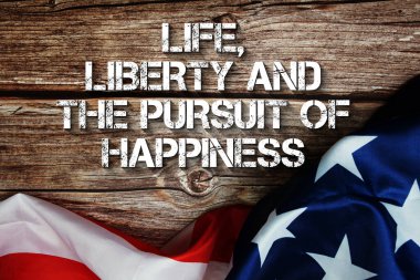 Yaşam, Özgürlük ve Mutluluğun Peşindeki Mesaj Tahta arka planda Amerikan bayrağıyla