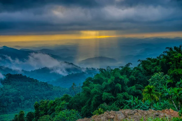 Malappuram 'ın Nilambur ilçesindeki Karimbayikota Kurishumala tepeleri.