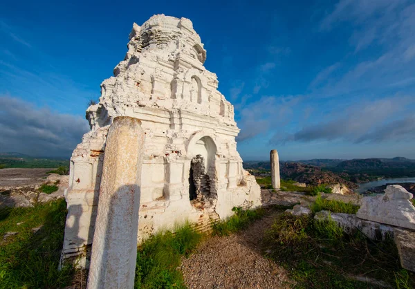 Hindistan, Karnataka, Hampi 'deki Unesco Dünya Mirasları kasabasında sabah güneş doğarken Matanga Tepesi manzarası