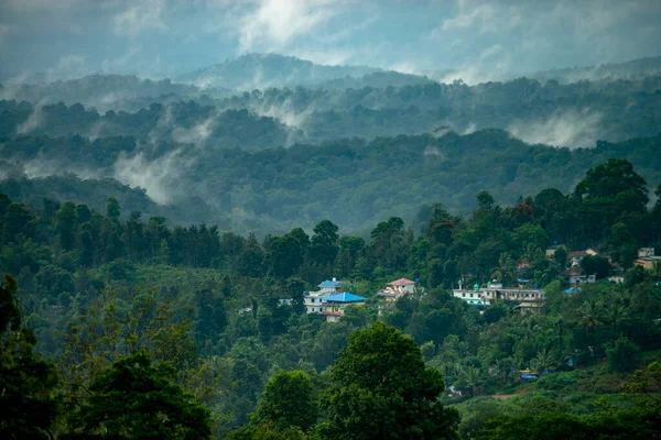 Malappuram 'ın Nilambur ilçesindeki Karimbayikota Kurishumala tepeleri.