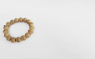 Beyaz arka planda izole edilmiş ahşap bilezik. kopyalama alanı olan fotoğraf