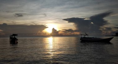 Denizin üzerinde gün batımı. Denizin üzerinde güzel bir gün batımı. Güneş suya yansıyor..