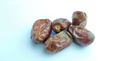 Beyaz arkaplanda hurma