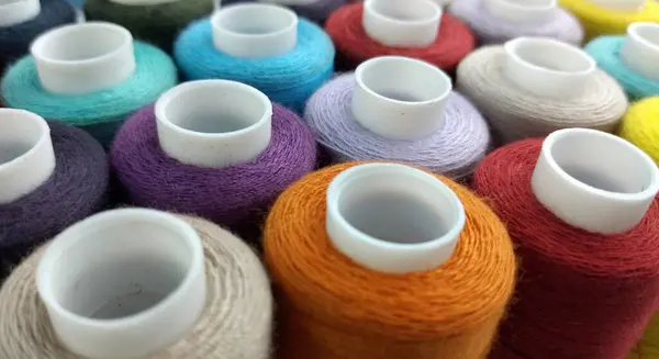 Катушки Разноцветной Нитки Белом Фоне Ткани — стоковое фото