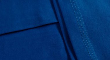 Arka plan olarak mavi bir tişörtün yakın plan görüntüsü.