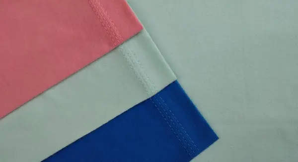 Kangasnäytteet Eri Sävyjä Sininen Vaaleanpunainen Lähikuva Vihreällä Pohjalla — kuvapankkivalokuva