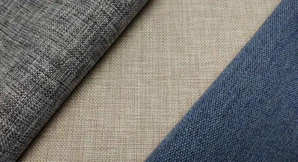 Kumaş örnekleri ve mezura, yakın çekim. Tekstil endüstrisi