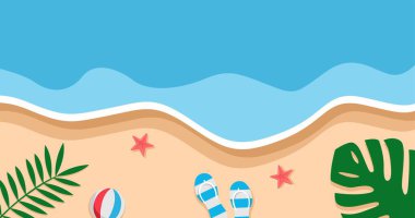 Yazlık elementlerle dolu düz bir sahil. Yaz tatili geçmişi. Palmiye yapraklı yaz arkaplanı.