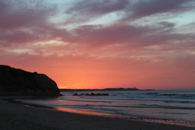 Plajda günbatımının NIce görüntüsü