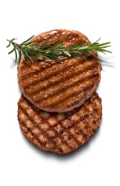 Biberiyeli ızgara biftekli ve ızgaralı burgerlerin üst görüntüsü.