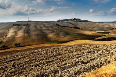 Siena tepelerinin Toskana manzarası hasat sonrası sonbahar tarım aşamaları
