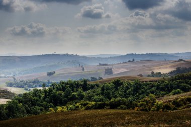 Siena tepelerinin Toskana manzarası hasat sonrası sonbahar tarım aşamaları