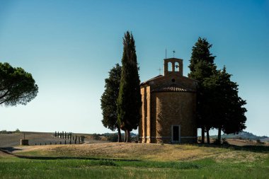 Tuscany, İtalya - 20 Eylül 2019: İtalya 'nın Siena eyaletinin Val Dorcia ilindeki tepelerde bulunan Madonna di Vitaleta Şapeli' nin arkası