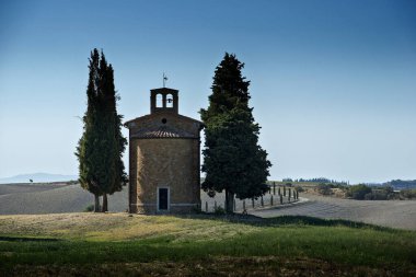 Tuscany, İtalya - 20 Eylül 2019: İtalya 'nın Siena eyaletinin Val Dorcia ilindeki tepelerde bulunan Madonna di Vitaleta Şapeli' nin arkası