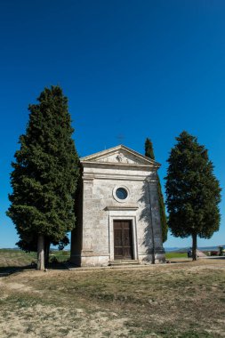 Tuscany, İtalya - 20 Eylül 2019: İtalya 'nın Siena eyaletinin Val Dorcia ilindeki tepelerde Madonna di Vitaleta Şapeli