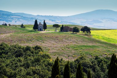Tuscany, İtalya - 20 Eylül 2019: İtalya 'nın Siena eyaletinin Val Dorcia ilindeki tepelerde Madonna di Vitaleta Şapeli