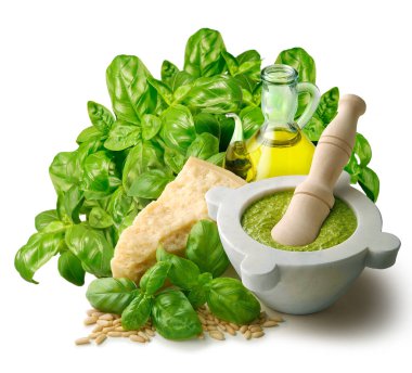 Beyaz arka planda izole edilmiş havan ve malzeme ile Ceneviz pesto sosu