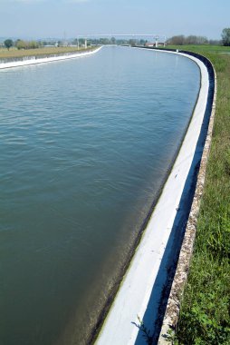 Yapay nehir kanalının betondaki dikey çerçevesi