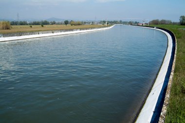 Yapay nehir kanalının betonda yatay görüntüsü