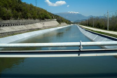 Yapay nehir kanalının betonda yatay görüntüsü