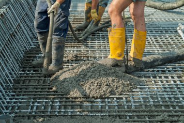Endüstriyel inşaat sahasında zeminin güçlendirilmesi üzerine beton döküm