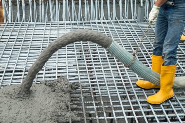 Endüstriyel inşaat sahasında zeminin güçlendirilmesi üzerine beton döküm