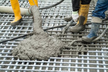 Endüstriyel inşaat sahasında zeminin güçlendirilmesi üzerine beton döküm