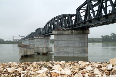 Demir Köprü 'nün nehir üzerindeki beton rıhtımlara bakış açısı