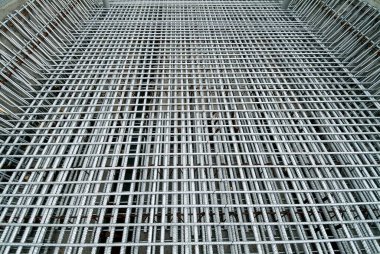 Köprü güvertesine beton dökmek için güçlendirilmiş yapıya sahip inşaat alanının perspektif görüntüsü