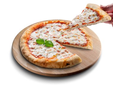 Klasik yuvarlak margherita pizza dilimlenmiş tahta kesme tahtası ve dilimlenmiş el.