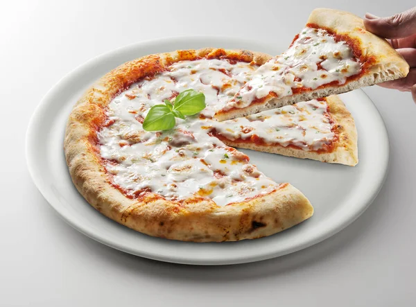 Klassieke Ronde Pizza Margherita Met Basilicum Gesneden Witte Plaat Hand — Stockfoto
