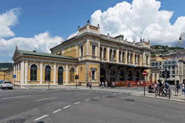Trieste, İtalya - 8 Haziran 2023: Trieste tren istasyonunun dış görünümü