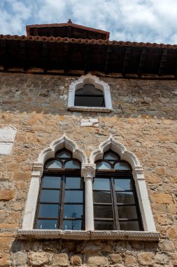 Muggia Trieste, İtalya - 9 Haziran 2023: Muggia 'nın tarihi merkezindeki bir binanın Venedik tarzı penceresinin ayrıntıları