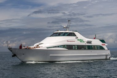 Muggia Trieste, İtalya - 6 Haziran 2023: Delfino Verde Toplu Taşıma Gemisi bağlantısı Trias - Muggia