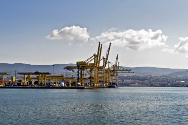 Trieste, İtalya - 7 Haziran 2023: Trieste limanının deniz manzaralı konteynır vinçleri