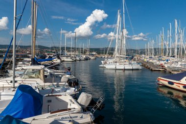 Muggia Trieste, İtalya - 8 Haziran 2023: Yazın Muggia Trieste turizm limanında tekne gezisi