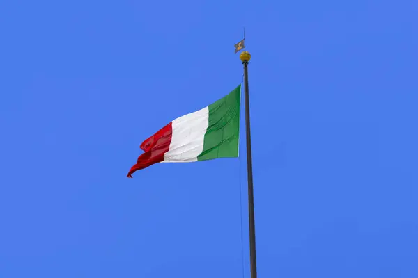 Bandeira Italiana Soprando Vento Isolado Céu Azul — Fotografia de Stock