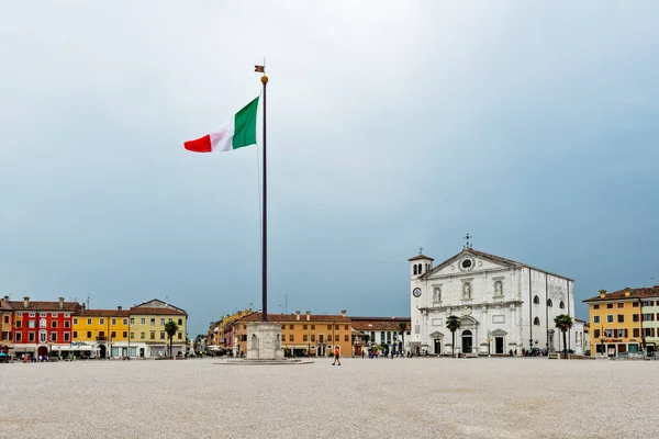 パルマノーヴァ ウディネ イタリア 2023年6月4日 ドゥオーモとパルマノーヴァの中央広場のパノラマビューとイタリアの旗を持つ旗竿 — ストック写真