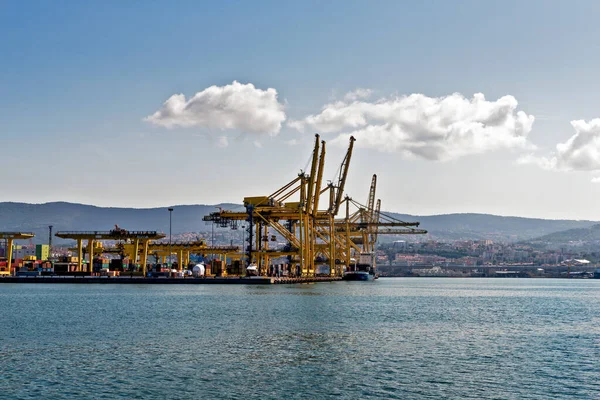 Trieste Italië Juni 2023 Uitzicht Haven Van Trieste Met Containerkranen — Stockfoto
