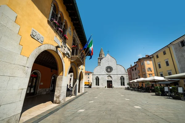 ムッジャ トリエステ イタリア 2023年6月9日 ムッジャのマルコーニ広場の市庁舎と大聖堂の眺め — ストック写真