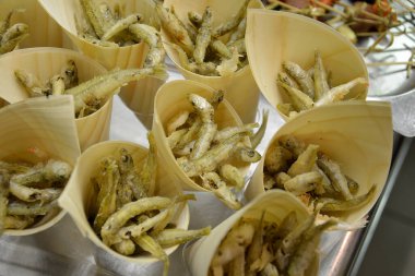 Kızarmış balıklı koni tepsisi