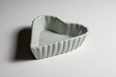 Beyaz arkaplanda kalp şeklinde kekler için kalıp pişirme