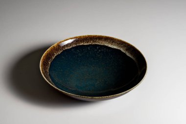 Koyu mavi kase beyaz arkaplanda izole edilmiş.