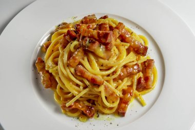 Beyaz bir arka planda izole edilmiş spagetti sosu tabağı.