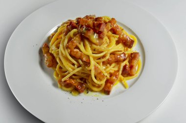 Beyaz bir arka planda izole edilmiş spagetti sosu tabağı.