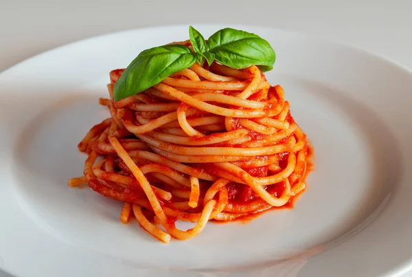 Detalhe Prato Com Tomate Espaguete Manjericão Isolado Sobre Fundo Branco — Fotografia de Stock