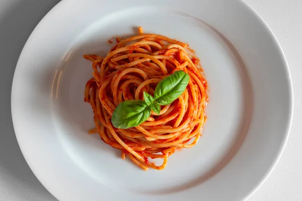 Top View Detail Van Schotel Met Spaghetti Tomaat Basilicum Geïsoleerd — Stockfoto
