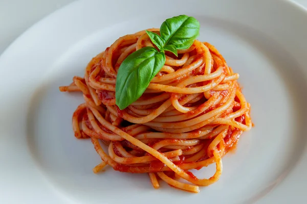 Detalhe Prato Com Tomate Espaguete Manjericão Isolado Sobre Fundo Branco — Fotografia de Stock